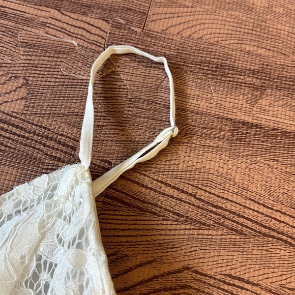 LULU'S WHITE LACE DRESS SIZE XS WITH ADJUSTABLE STRAPS - Picture 2 of 3